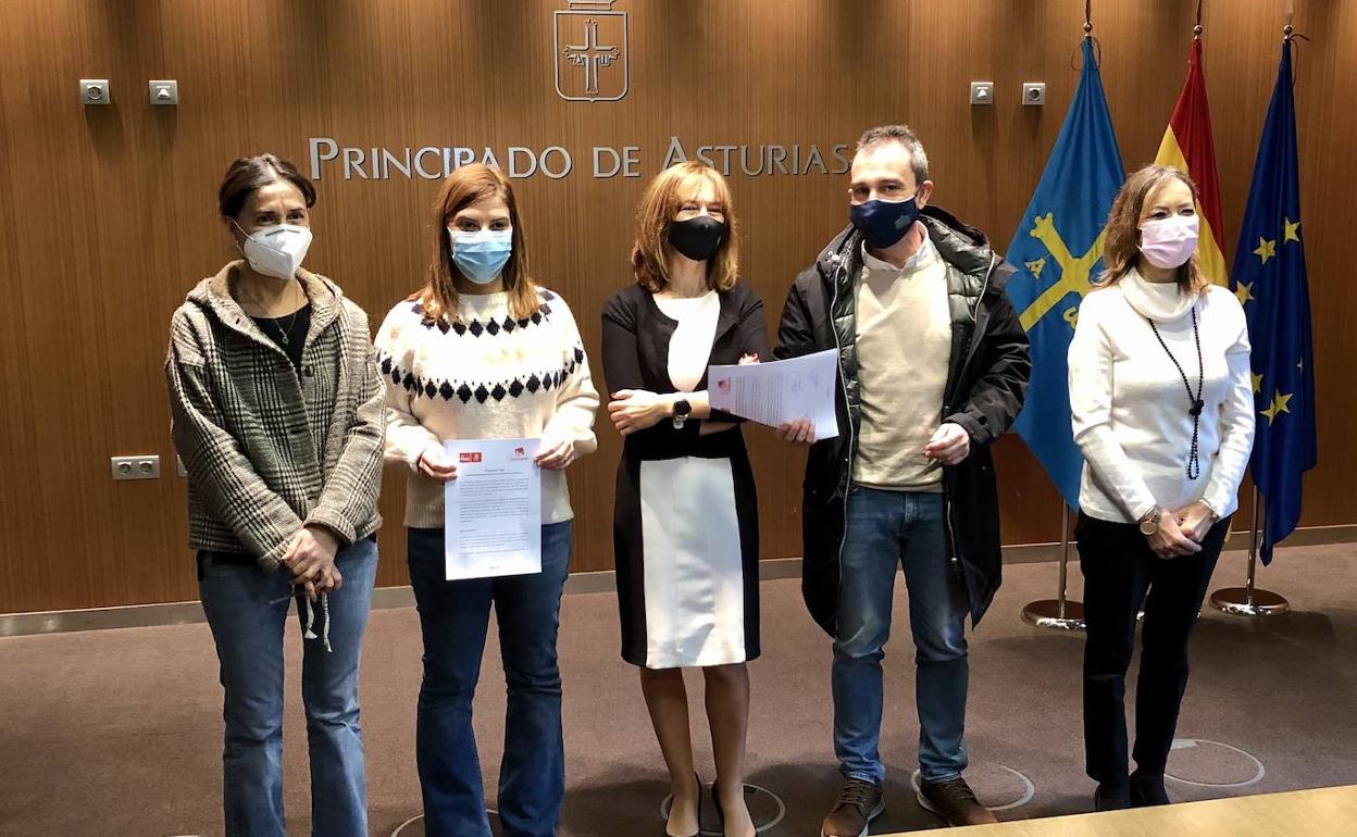 Representantes de PSOE e IU tras la firma del acuerdo.