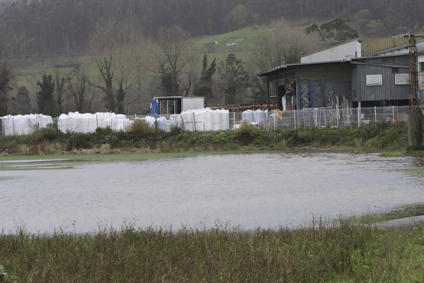 El Principado de Asturias ha activado el plan de inundaciones por el riesgo de desbordamiento de los ríos debido el aumento del caudal por las intensas precipitaciones en forma de lluvia y nieve registradas en los últimos días y ante la previsión de una «posible evolución desfavorable».