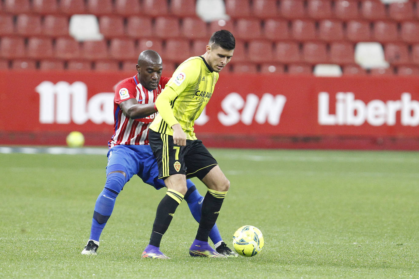 Las imágenes del partido entre el Sporting y el Zaragoza disputado este dominog en El Molinón.