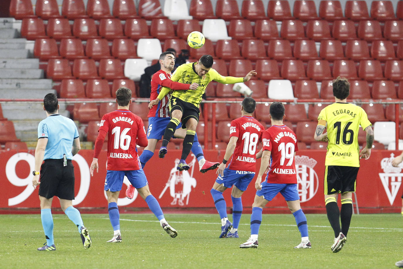 Las imágenes del partido entre el Sporting y el Zaragoza disputado este dominog en El Molinón.