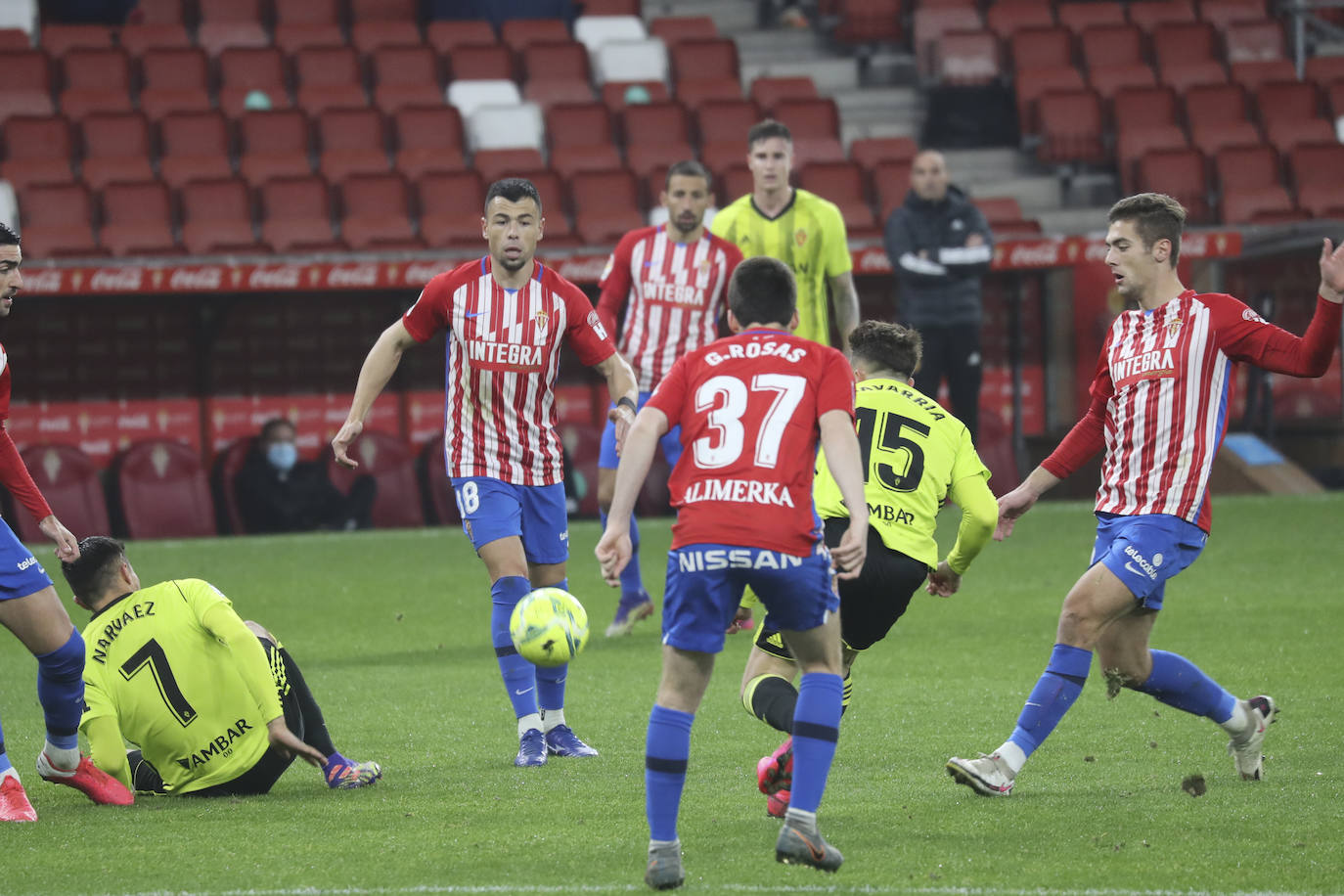 Las imágenes del partido entre el Sporting y el Zaragoza disputado este dominog en El Molinón.