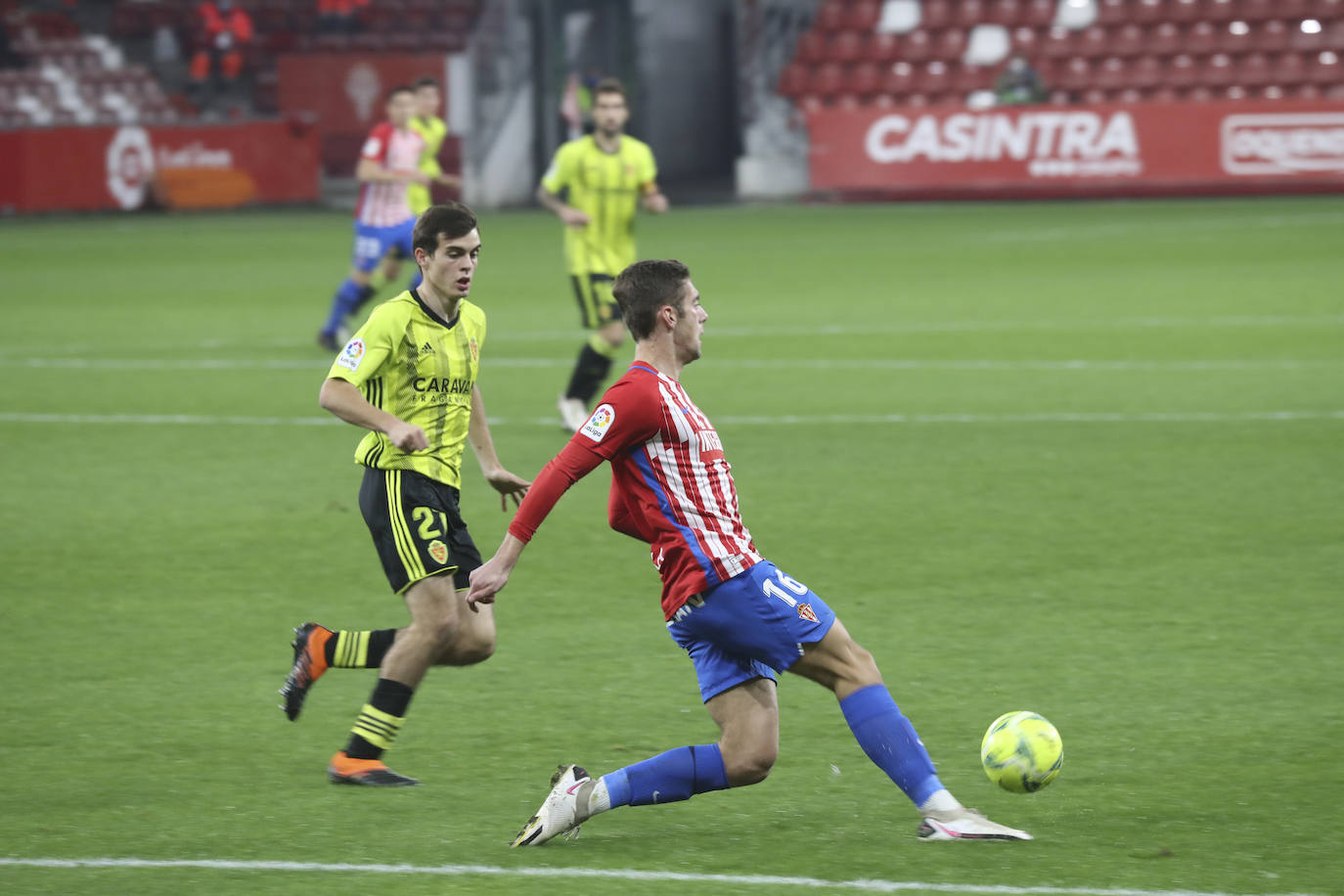 Las imágenes del partido entre el Sporting y el Zaragoza disputado este dominog en El Molinón.