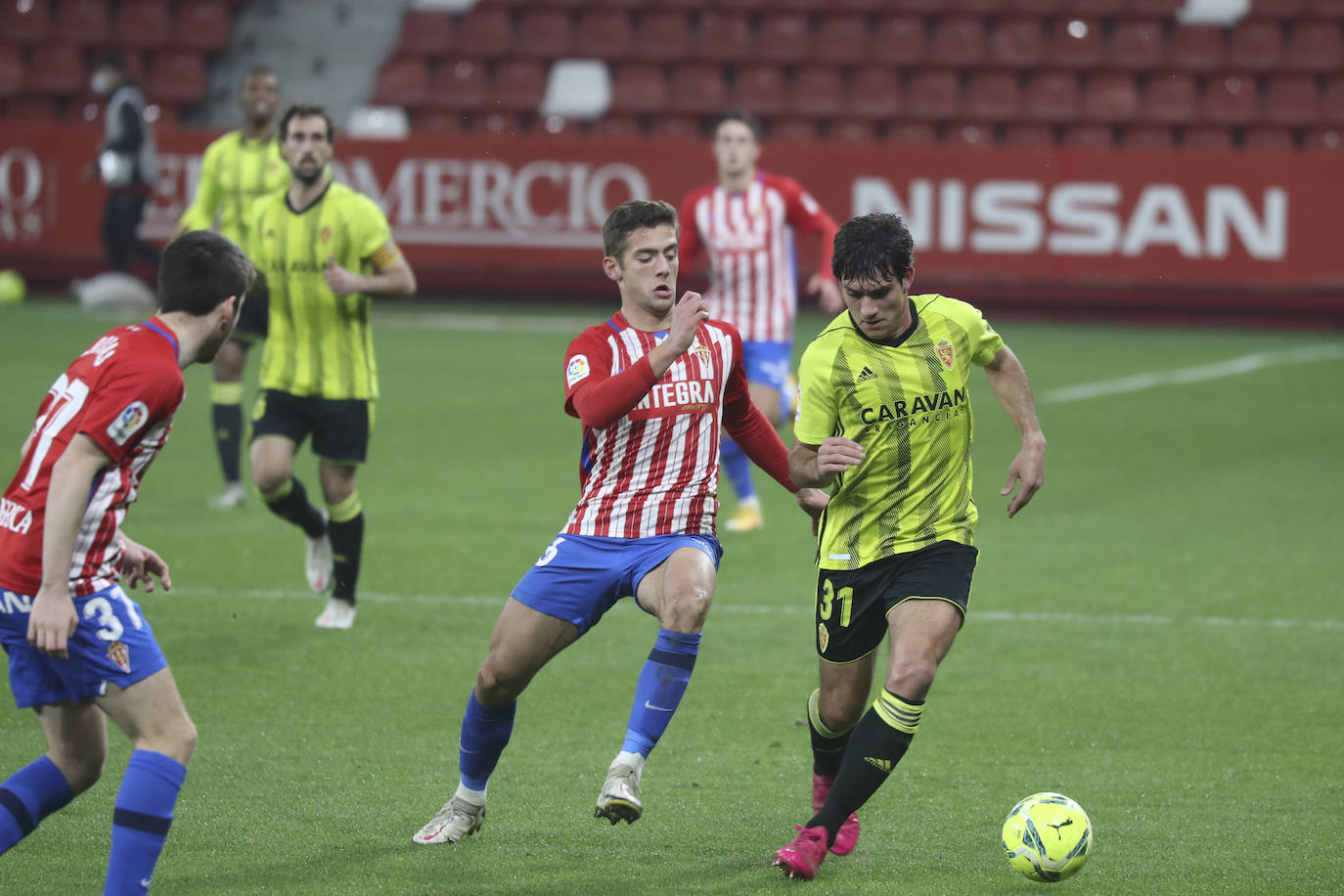 Las imágenes del partido entre el Sporting y el Zaragoza disputado este dominog en El Molinón.