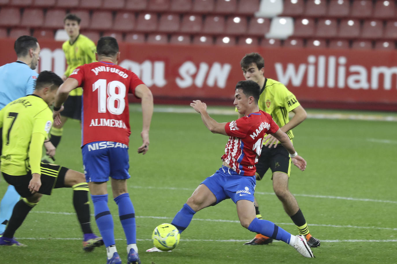 Las imágenes del partido entre el Sporting y el Zaragoza disputado este dominog en El Molinón.