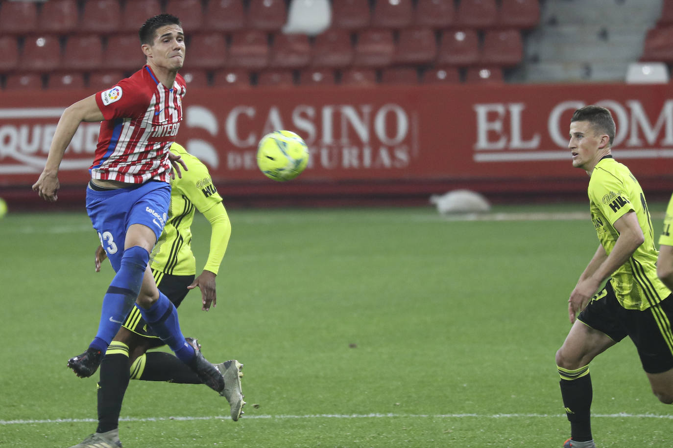 Las imágenes del partido entre el Sporting y el Zaragoza disputado este dominog en El Molinón.