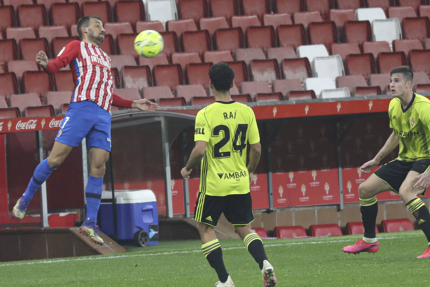 Las imágenes del partido entre el Sporting y el Zaragoza disputado este dominog en El Molinón.