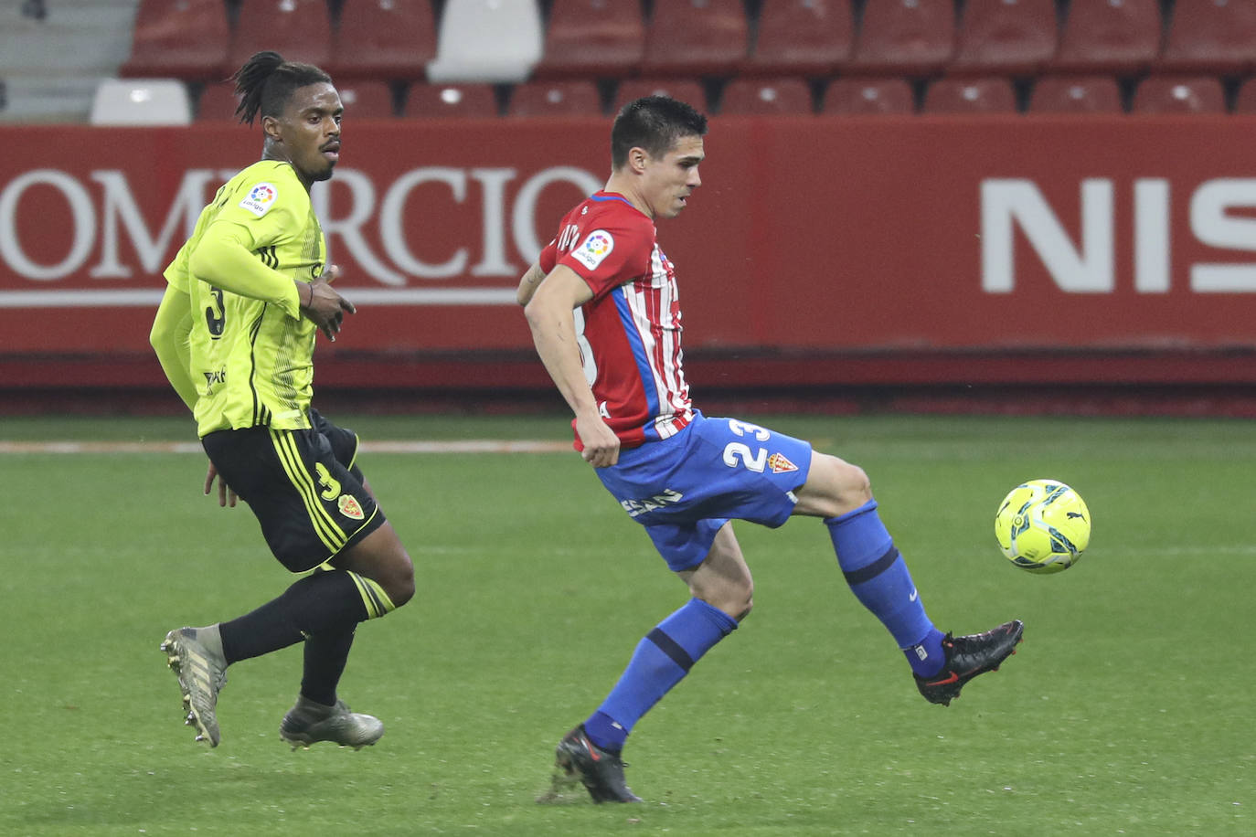 Las imágenes del partido entre el Sporting y el Zaragoza disputado este dominog en El Molinón.