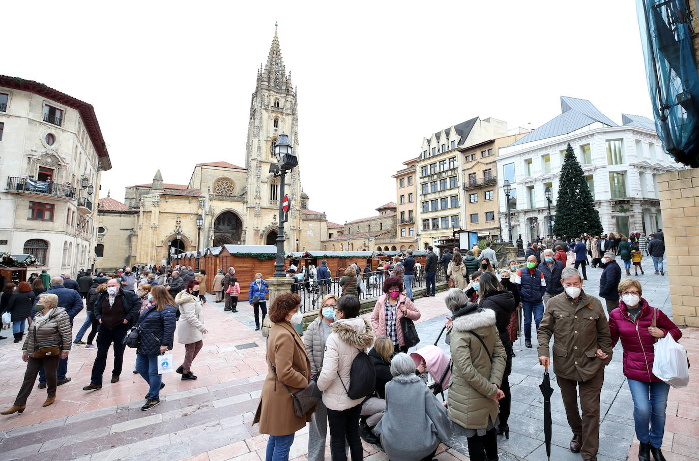 Fotos: Calles a rebosar en Gijón y Oviedo