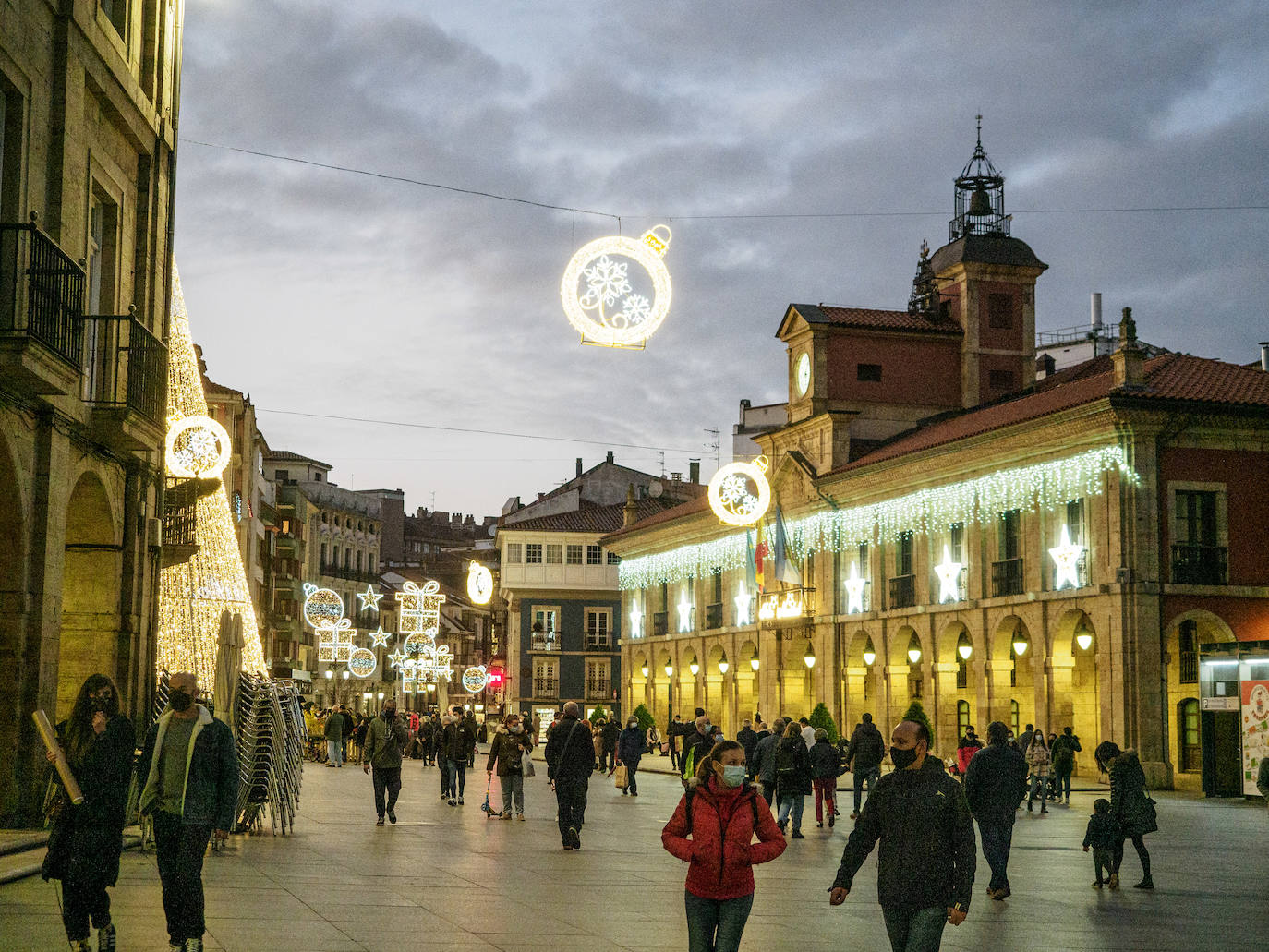 Fotos: Calles a rebosar en Gijón y Oviedo