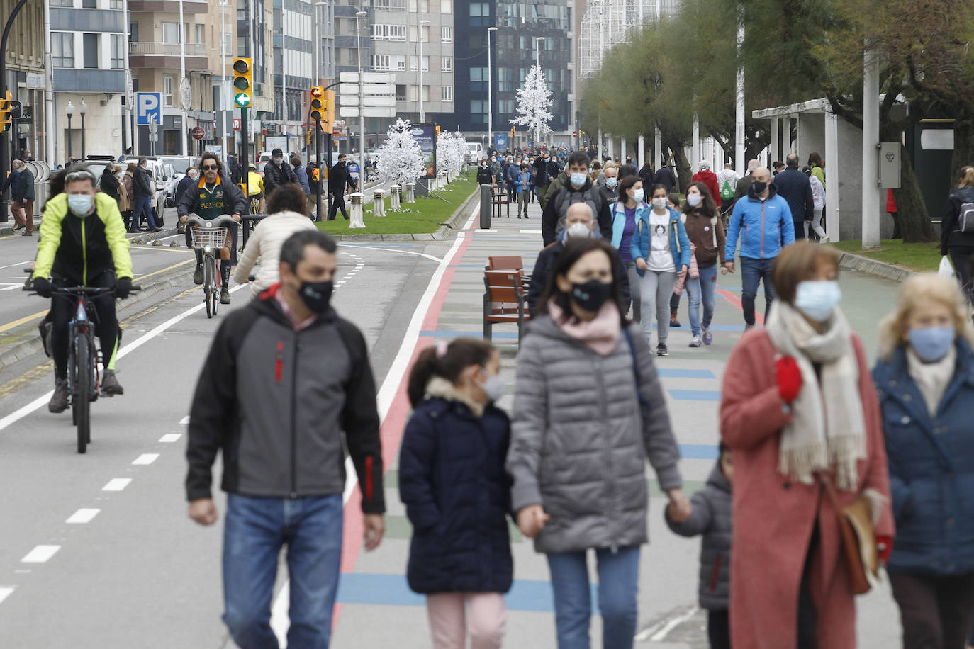 Fotos: Calles a rebosar en Gijón y Oviedo