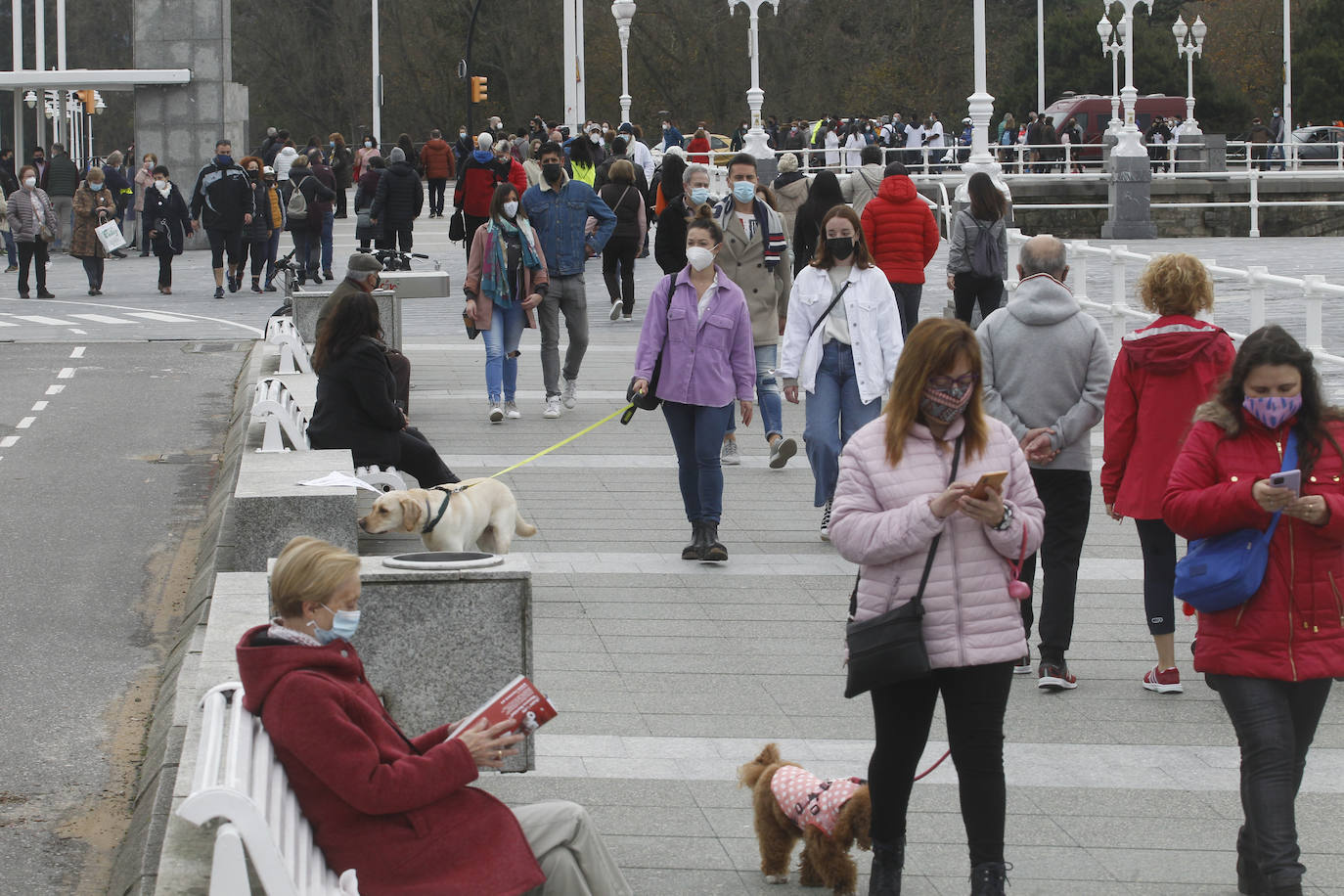 Fotos: Calles a rebosar en Gijón y Oviedo