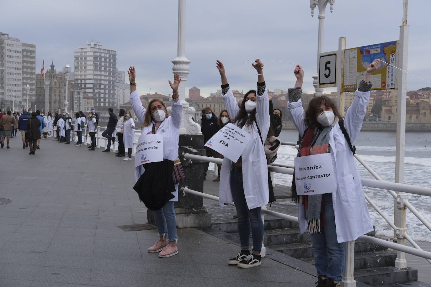 Decenas de personas se han sumado a una cadena humana en el muro de San Lorenzo, en Gijón. Se trata de una iniciativa en defensa de la sanidad pública.