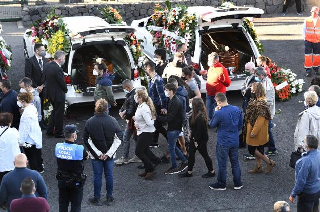 Llegada de los coches fúnebres al templo. A la izquierda, de blanco, Raquel García, hija y hermana de los fallecidos. 