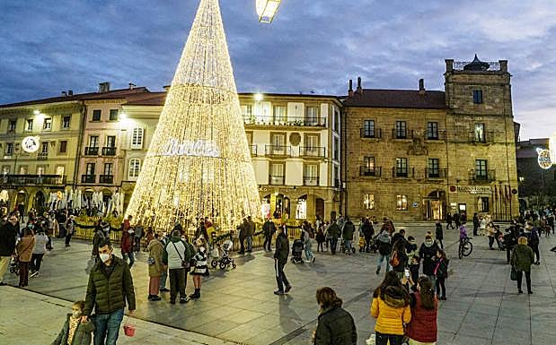 Avilés, a tope de gente paseando