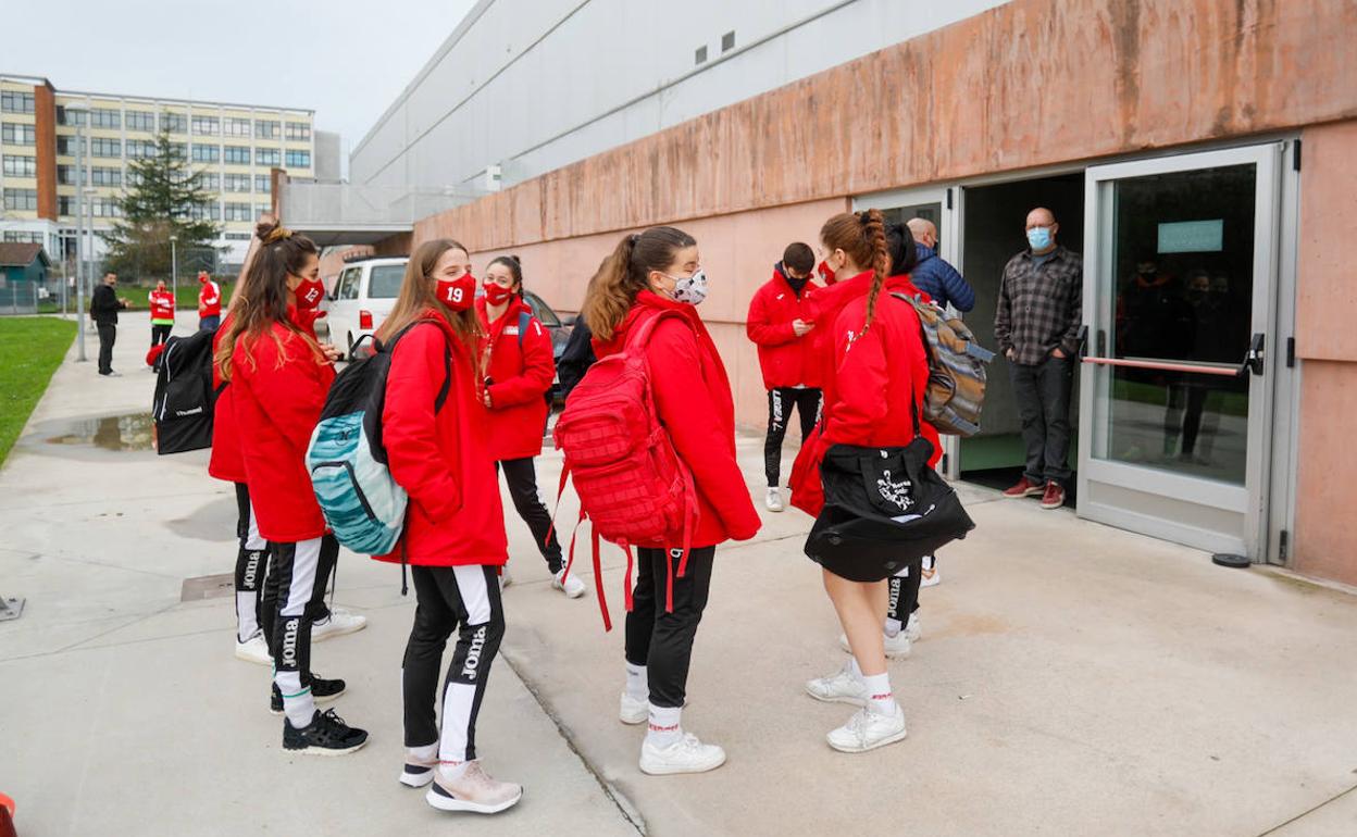 Las jugadores, a la entrada del pabellón de la Tejerona