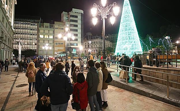 Galería. Las calles de Oviedo y Gijón, abarrotadas de gente a última hora de la tarde del sábado. 