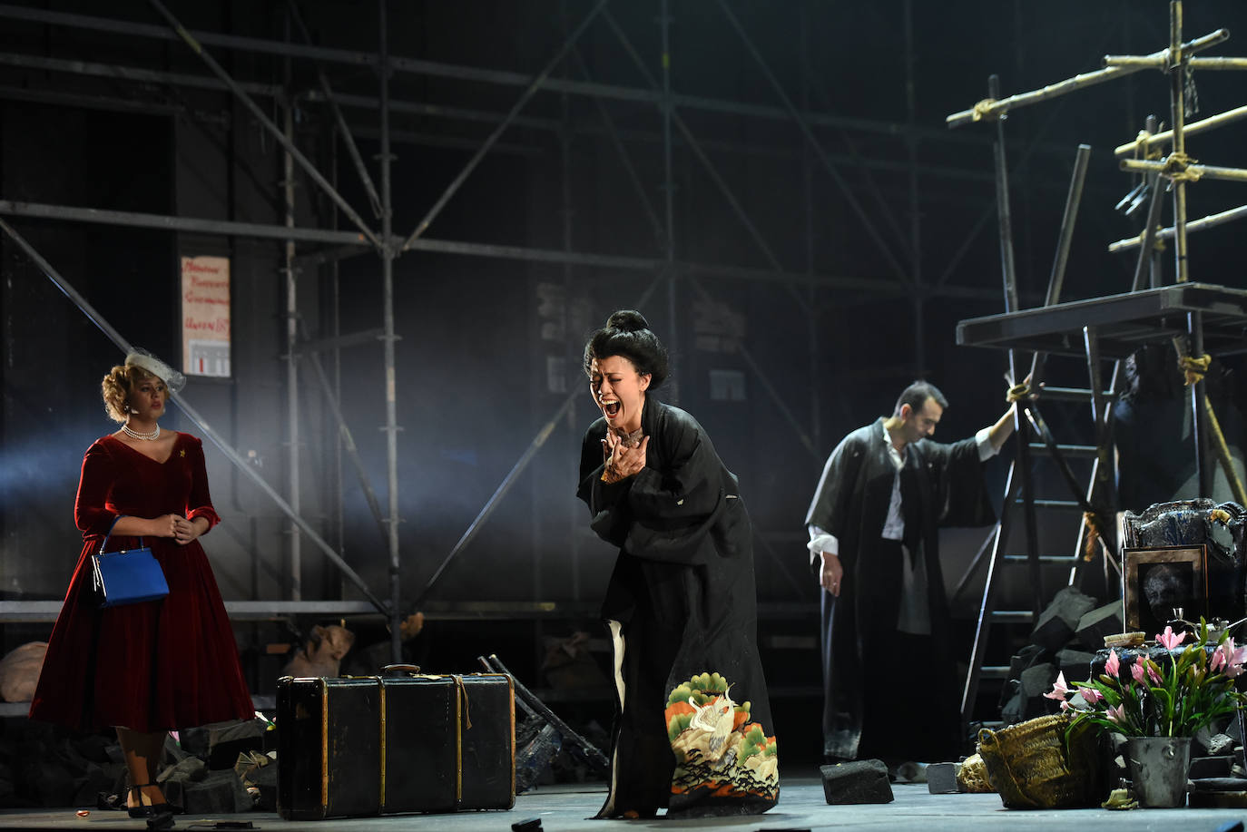 Tras dos aplazamientos, los aficionados a la ópera disfrutaron anoche en el Teatro Campoamor de Oviedo de 'Madama Butterfly' y de la interpretación de Ainhoa Arteta, que se llevó la gran ovación del público. 