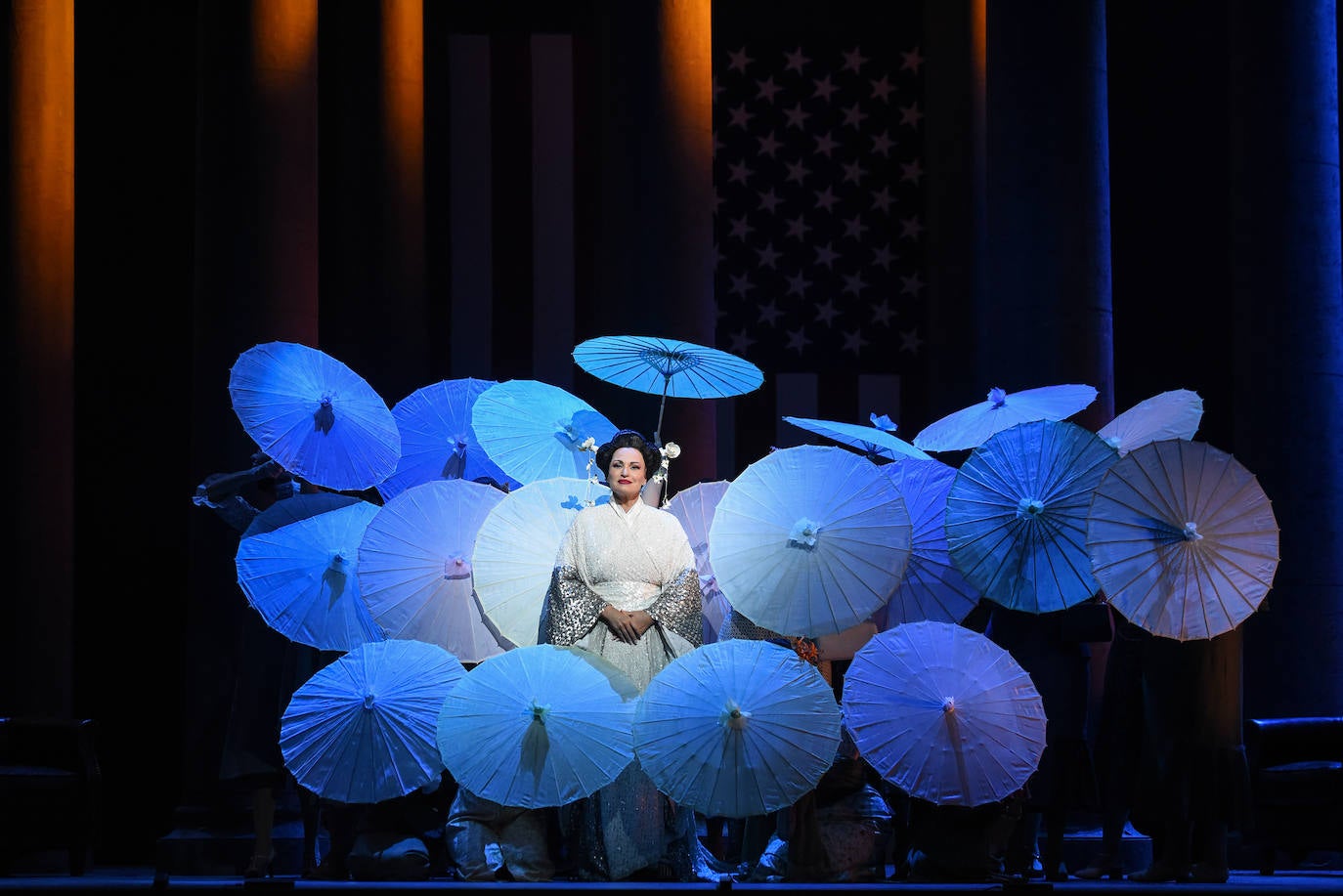 Tras dos aplazamientos, los aficionados a la ópera disfrutaron anoche en el Teatro Campoamor de Oviedo de 'Madama Butterfly' y de la interpretación de Ainhoa Arteta, que se llevó la gran ovación del público. 