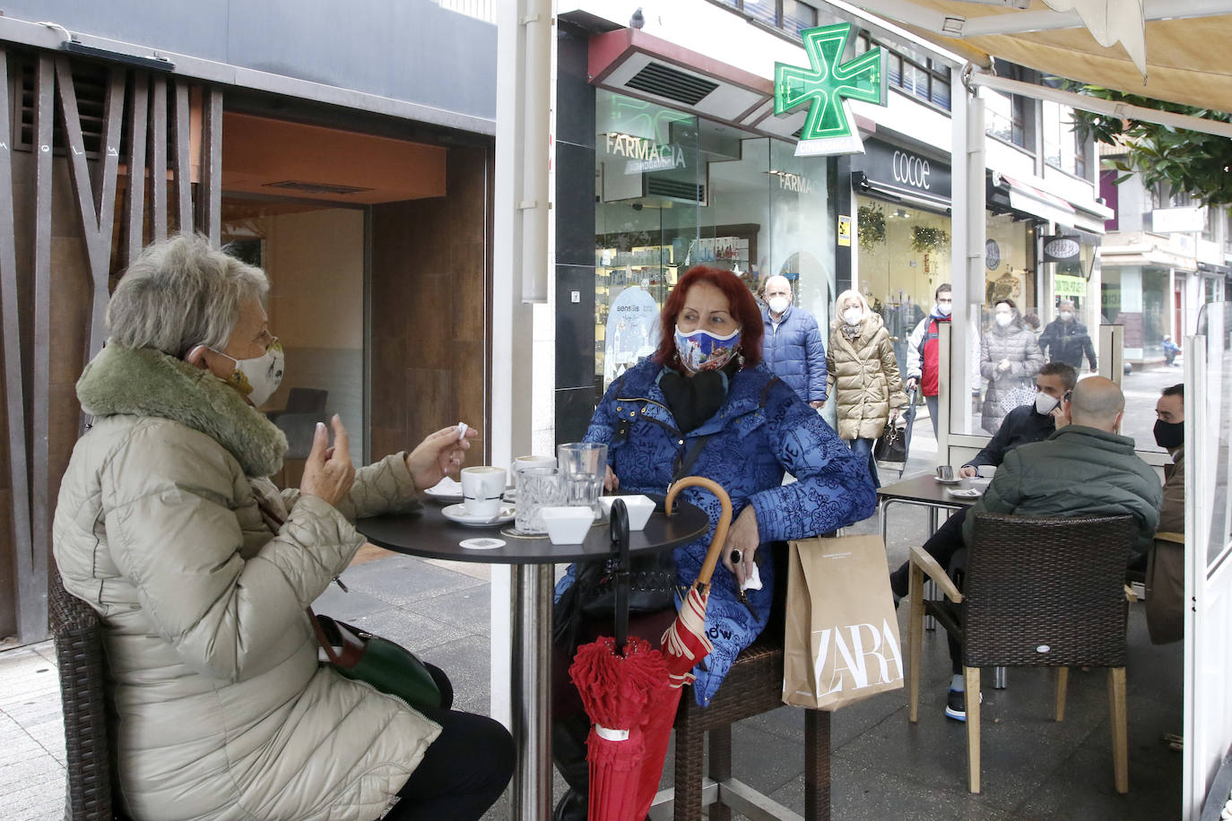 Colas en la reapertura de las grandes superficies para realizar las compras navideñas. Las limitaciones con las que también ha reabierto la hostelería se hacen notar en la afluencia.