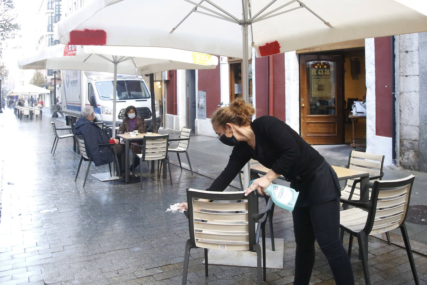 Colas en la reapertura de las grandes superficies para realizar las compras navideñas. Las limitaciones con las que también ha reabierto la hostelería se hacen notar en la afluencia.