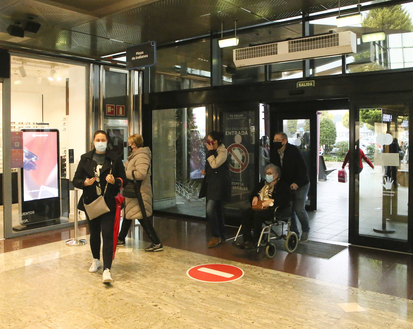 Colas en la reapertura de las grandes superficies para realizar las compras navideñas. Las limitaciones con las que también ha reabierto la hostelería se hacen notar en la afluencia.