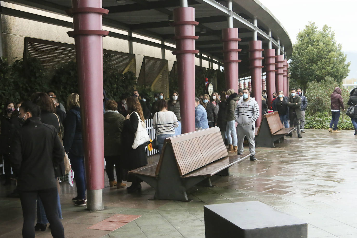 Colas en la reapertura de las grandes superficies para realizar las compras navideñas. Las limitaciones con las que también ha reabierto la hostelería se hacen notar en la afluencia.