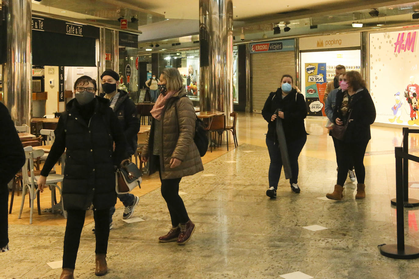 Colas en la reapertura de las grandes superficies para realizar las compras navideñas. Las limitaciones con las que también ha reabierto la hostelería se hacen notar en la afluencia.
