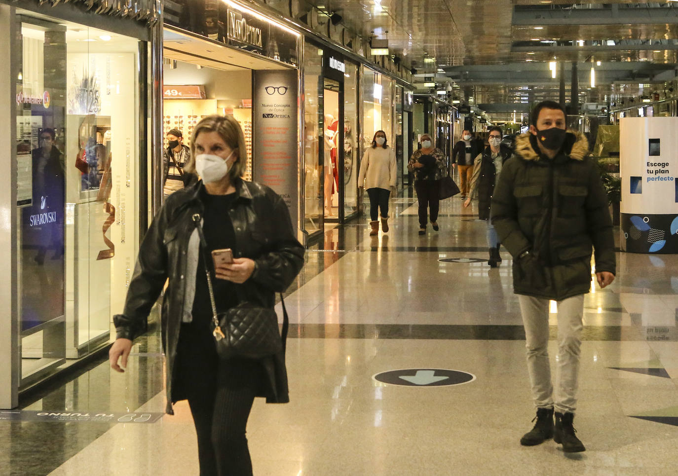 Colas en la reapertura de las grandes superficies para realizar las compras navideñas. Las limitaciones con las que también ha reabierto la hostelería se hacen notar en la afluencia.