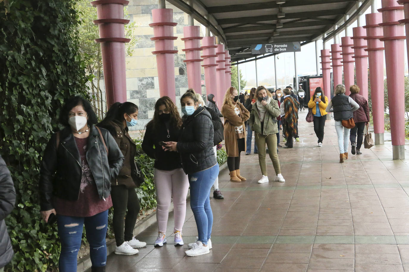 Colas en la reapertura de las grandes superficies para realizar las compras navideñas. Las limitaciones con las que también ha reabierto la hostelería se hacen notar en la afluencia.