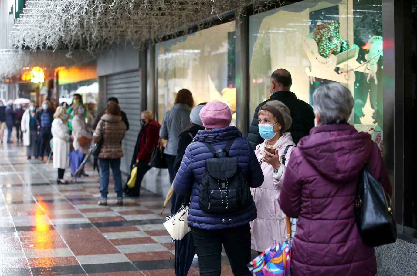 Colas en la reapertura de las grandes superficies para realizar las compras navideñas. Las limitaciones con las que también ha reabierto la hostelería se hacen notar en la afluencia.
