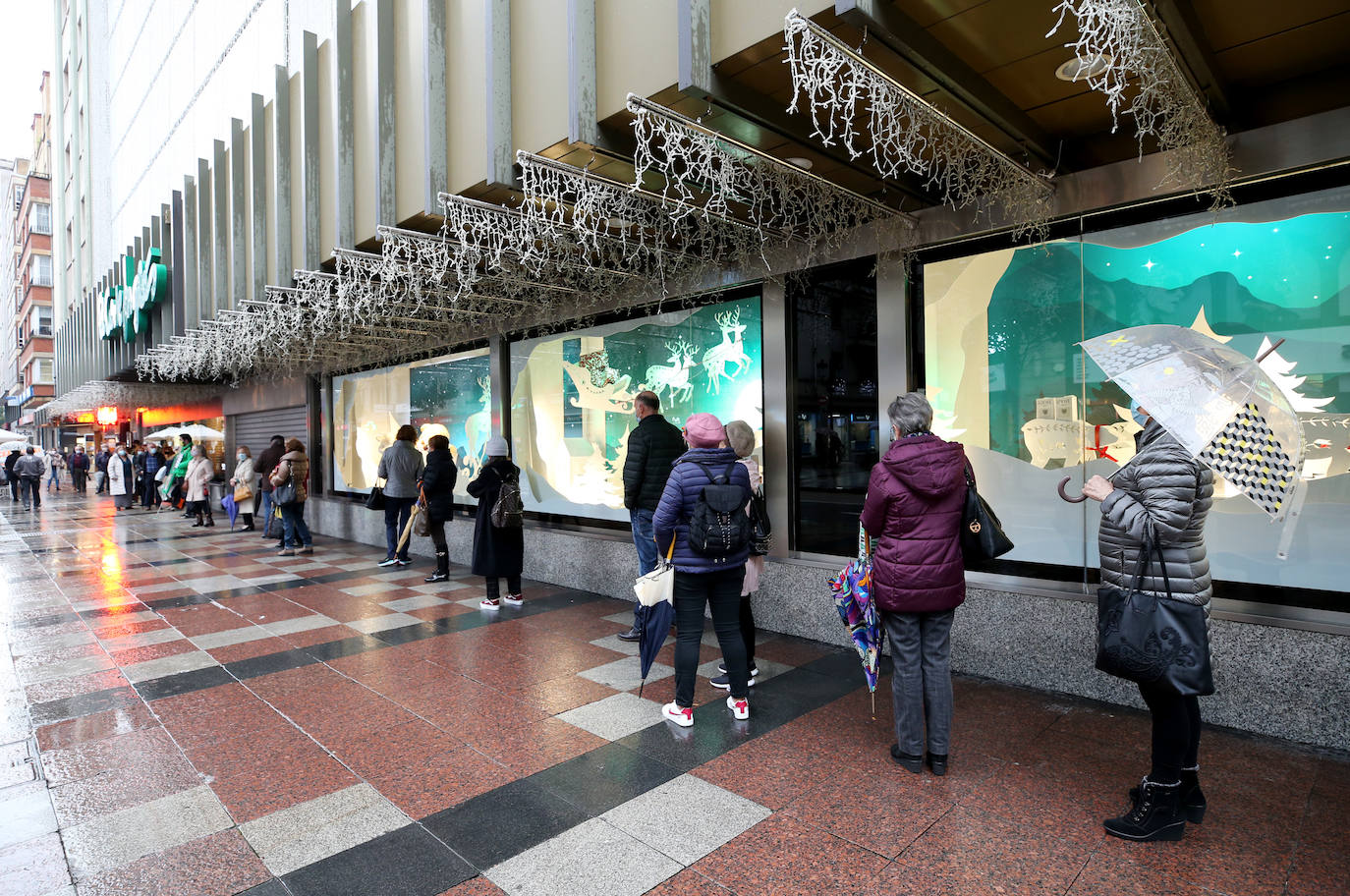 Colas en la reapertura de las grandes superficies para realizar las compras navideñas. Las limitaciones con las que también ha reabierto la hostelería se hacen notar en la afluencia.