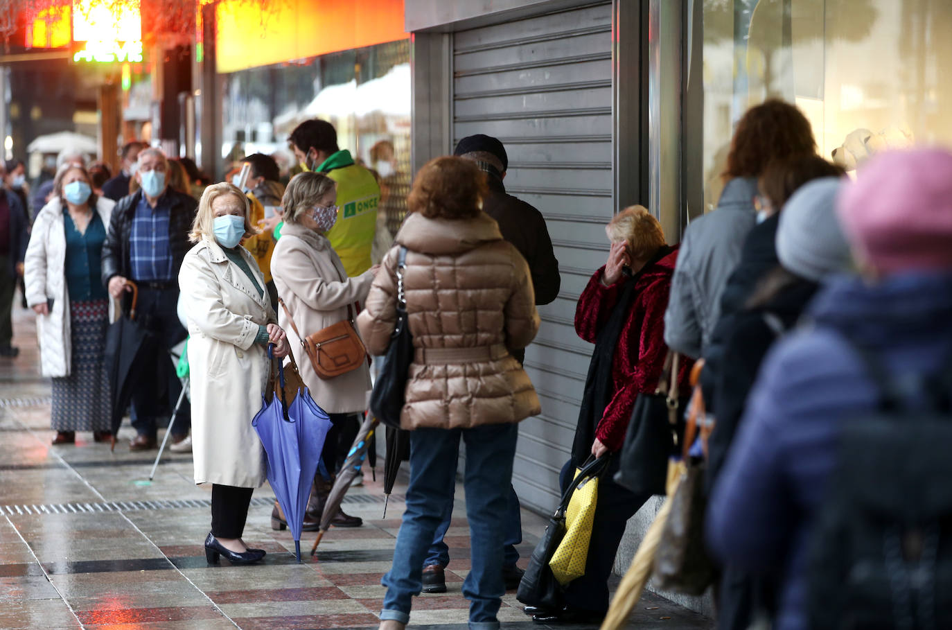 Colas en la reapertura de las grandes superficies para realizar las compras navideñas. Las limitaciones con las que también ha reabierto la hostelería se hacen notar en la afluencia.