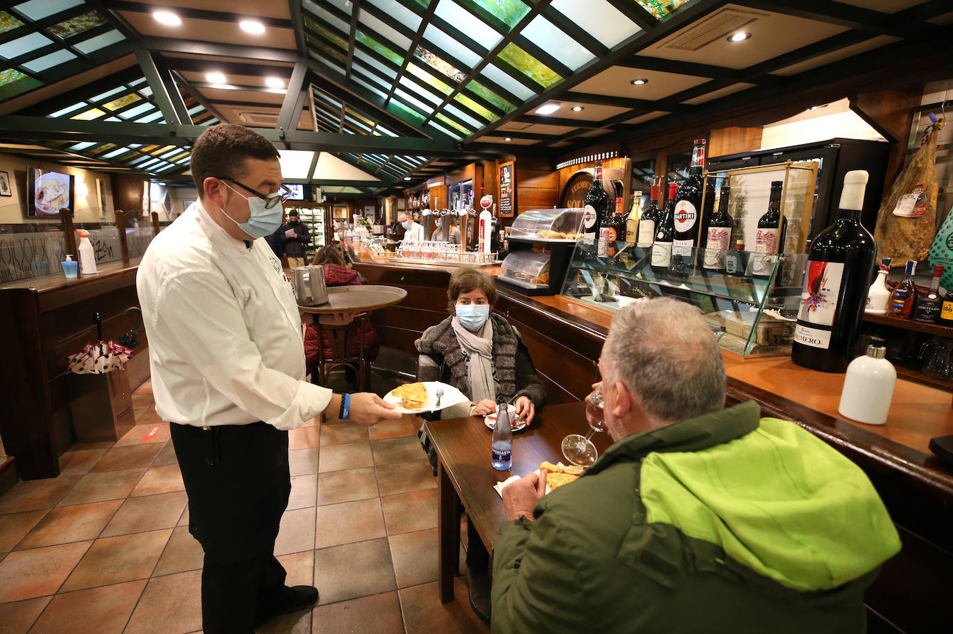 Colas en la reapertura de las grandes superficies para realizar las compras navideñas. Las limitaciones con las que también ha reabierto la hostelería se hacen notar en la afluencia.