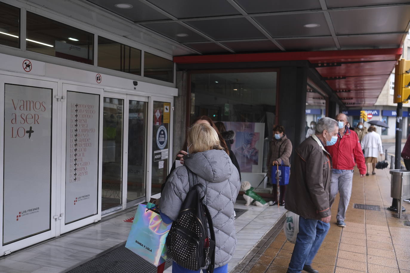 Colas en la reapertura de las grandes superficies para realizar las compras navideñas. Las limitaciones con las que también ha reabierto la hostelería se hacen notar en la afluencia.
