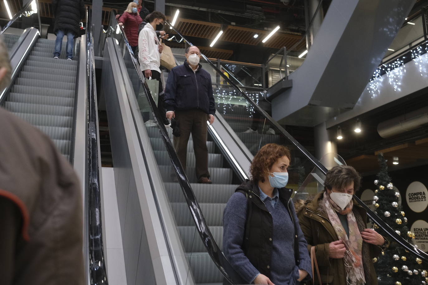 Colas en la reapertura de las grandes superficies para realizar las compras navideñas. Las limitaciones con las que también ha reabierto la hostelería se hacen notar en la afluencia.