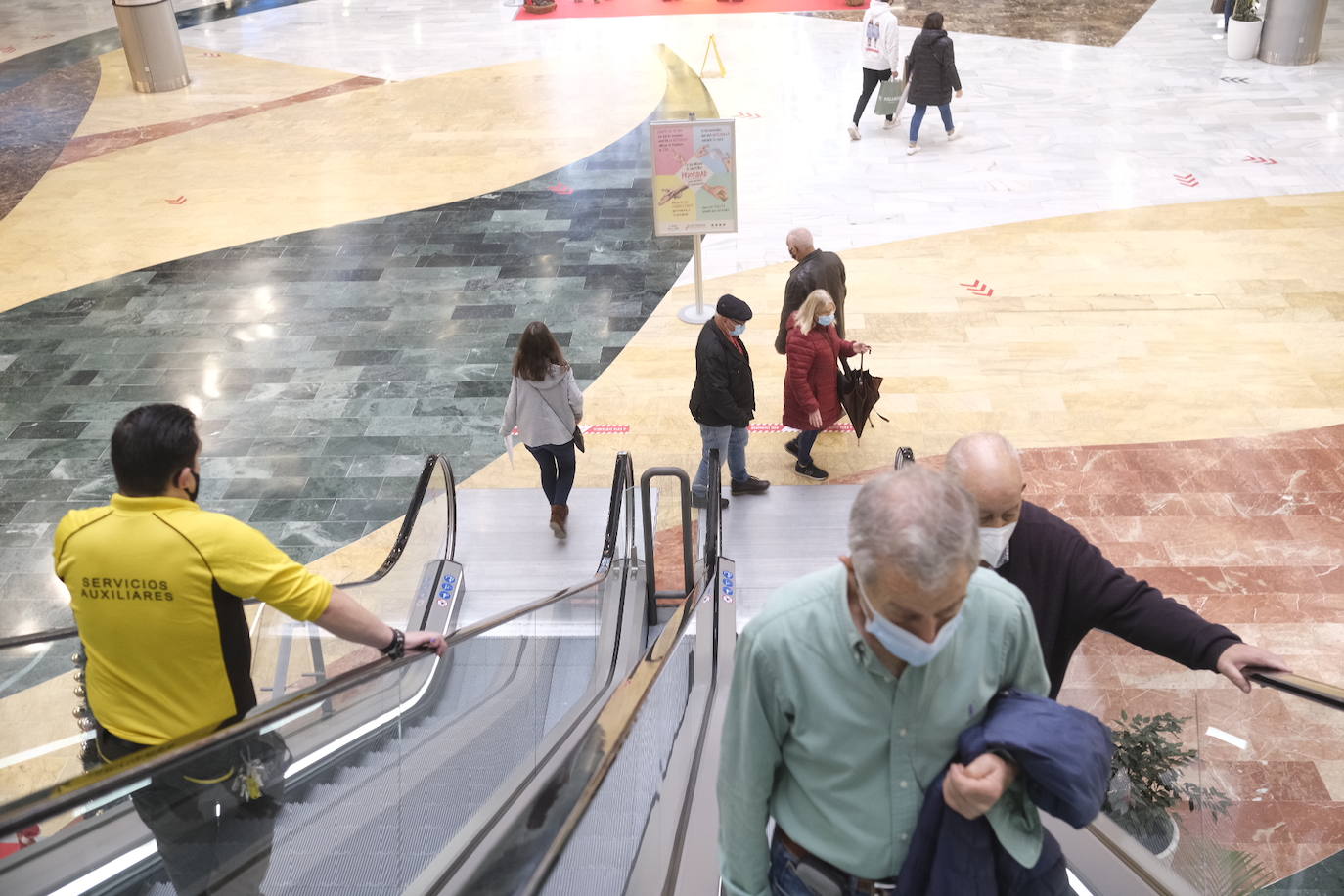 Colas en la reapertura de las grandes superficies para realizar las compras navideñas. Las limitaciones con las que también ha reabierto la hostelería se hacen notar en la afluencia.