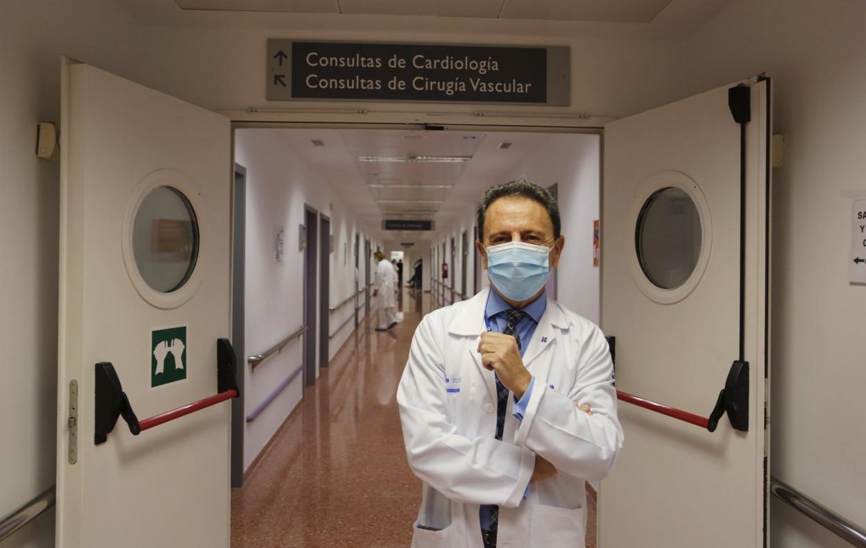 Bayona, en uno de los pasillos del Hospital de Cabueñes, del que dice conocer ya «todos sus rincones». 