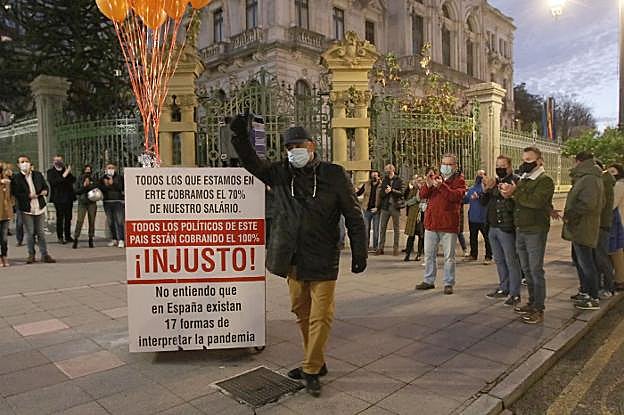 El hostelero Patricio Sánchez, Titi, concluye su protesta en Oviedo. 