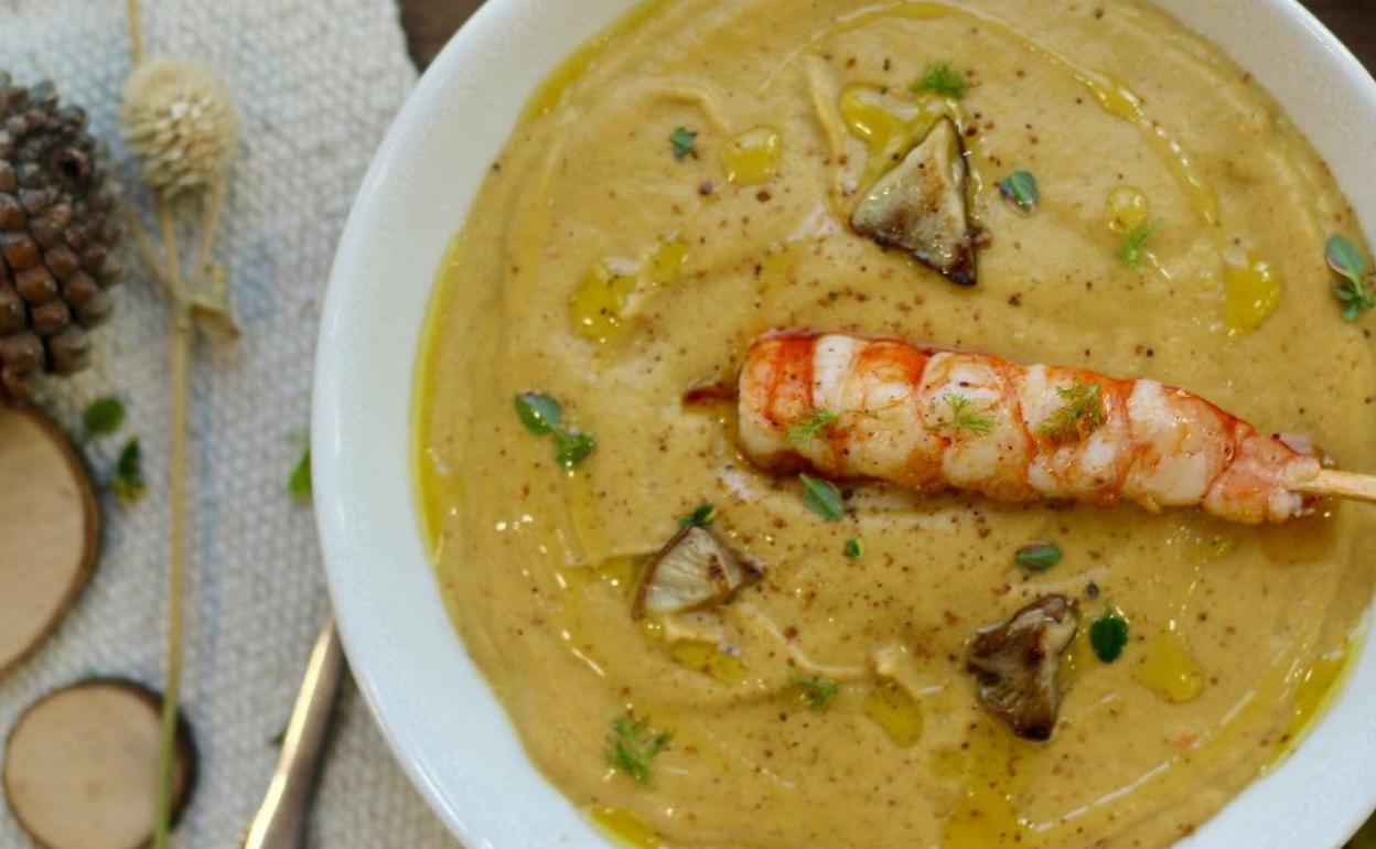 'Royal de setas, langostinos y coco' es la propuesta de Juan Llorca. 