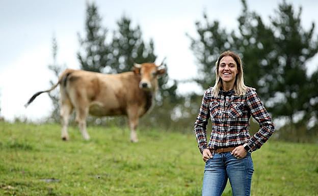 Lucía Velasco, en Las Regueras, donde dirige su explotación ganadera.