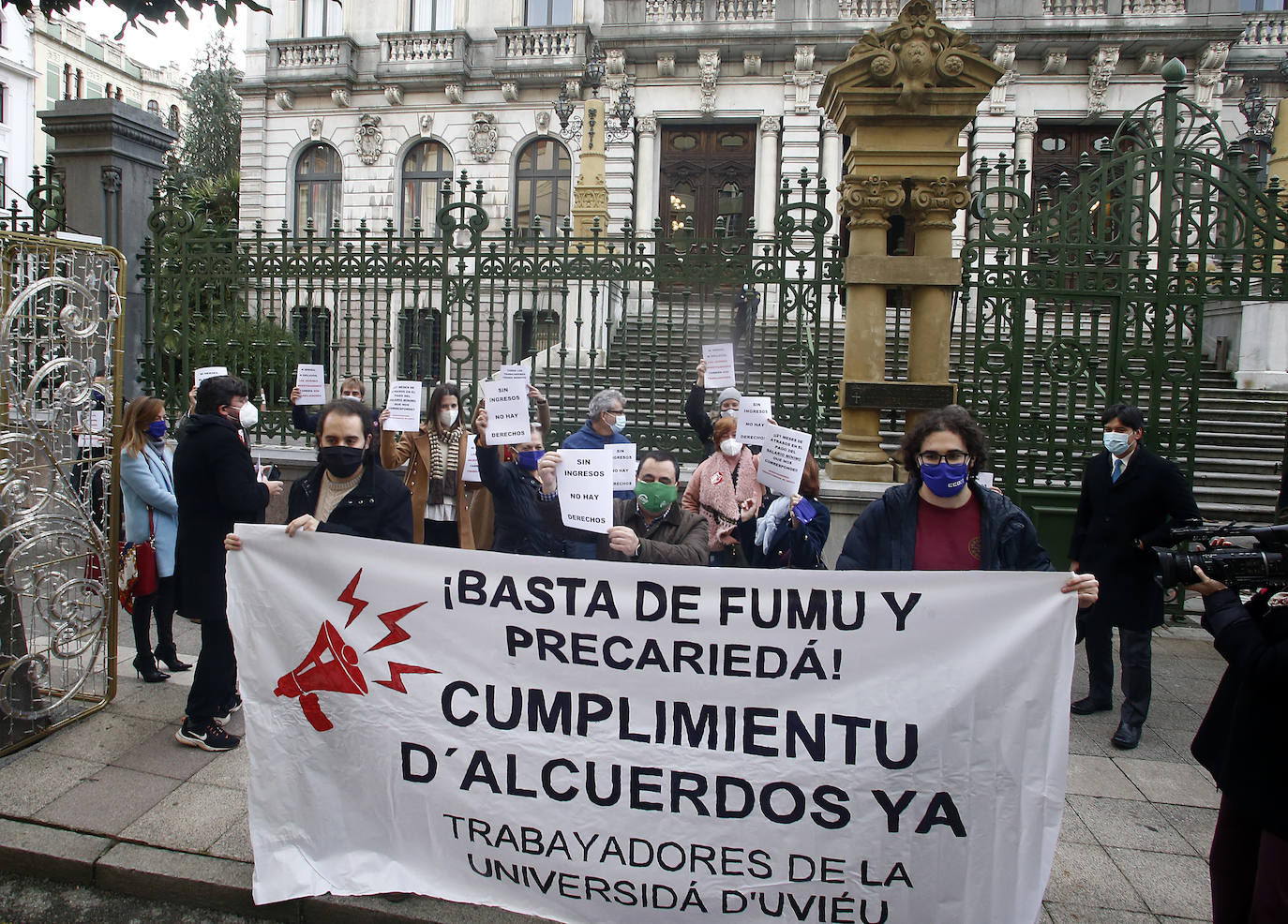 Investigadores predoctorales de la Universidad de Oviedo se concentraron este martes ante la Junta para reclamar su regularización.