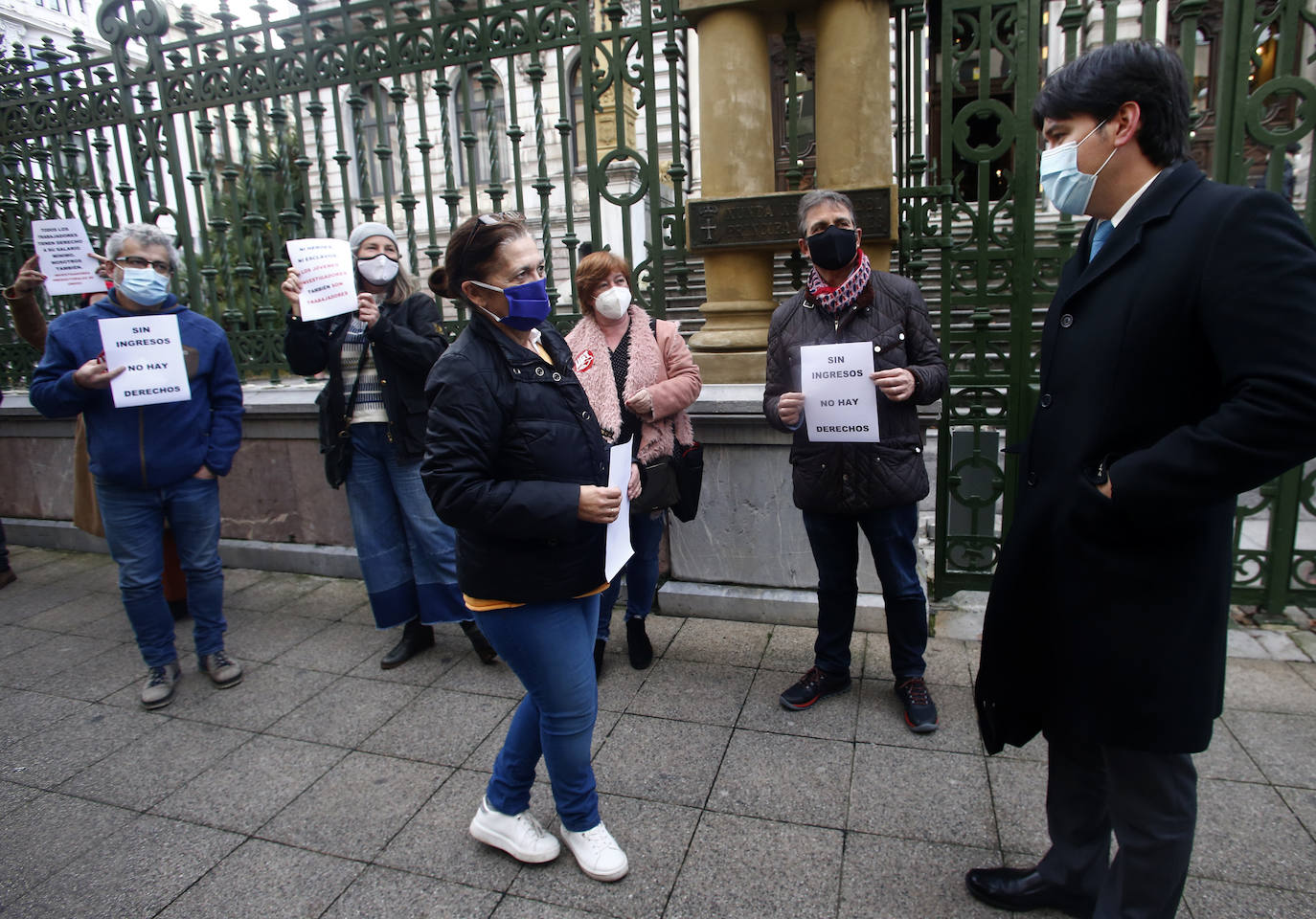 Investigadores predoctorales de la Universidad de Oviedo se concentraron este martes ante la Junta para reclamar su regularización.