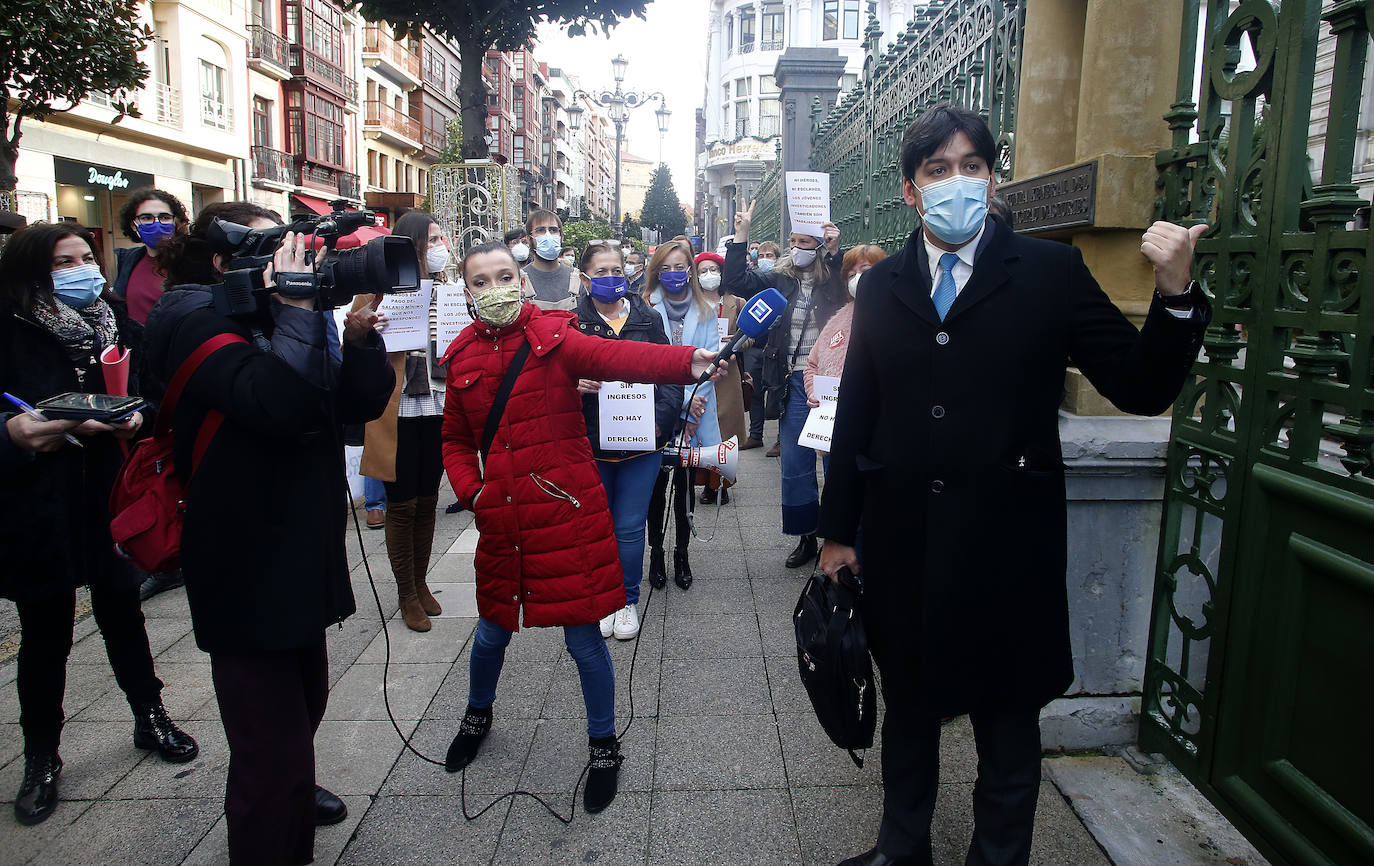 Investigadores predoctorales de la Universidad de Oviedo se concentraron este martes ante la Junta para reclamar su regularización.