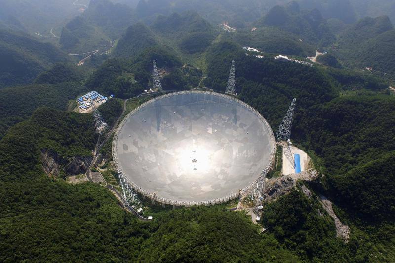 El Observatorio Astronómico Nacional de la Academia China de Ciencias (NAOC) ha hecho públicas una serie de fotografías tomadas en 2016 de las infraestructuras ubicadas en el condado de Pingtang, en la provincia de Guizhou, al suroeste del país. Este observatorio guarda notables similitudes con el de Arecibo, en Puerto Rico, que recientemente colapsó y se vino abajo su plataforma de 900 toneladas del gran radiotelescopio. 