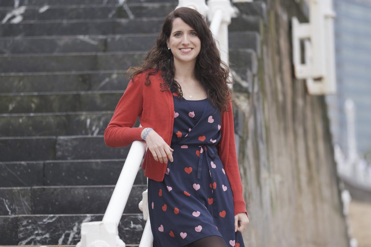 Raquel Medialdea, en la playa de San Lorenzo de Gijón.
