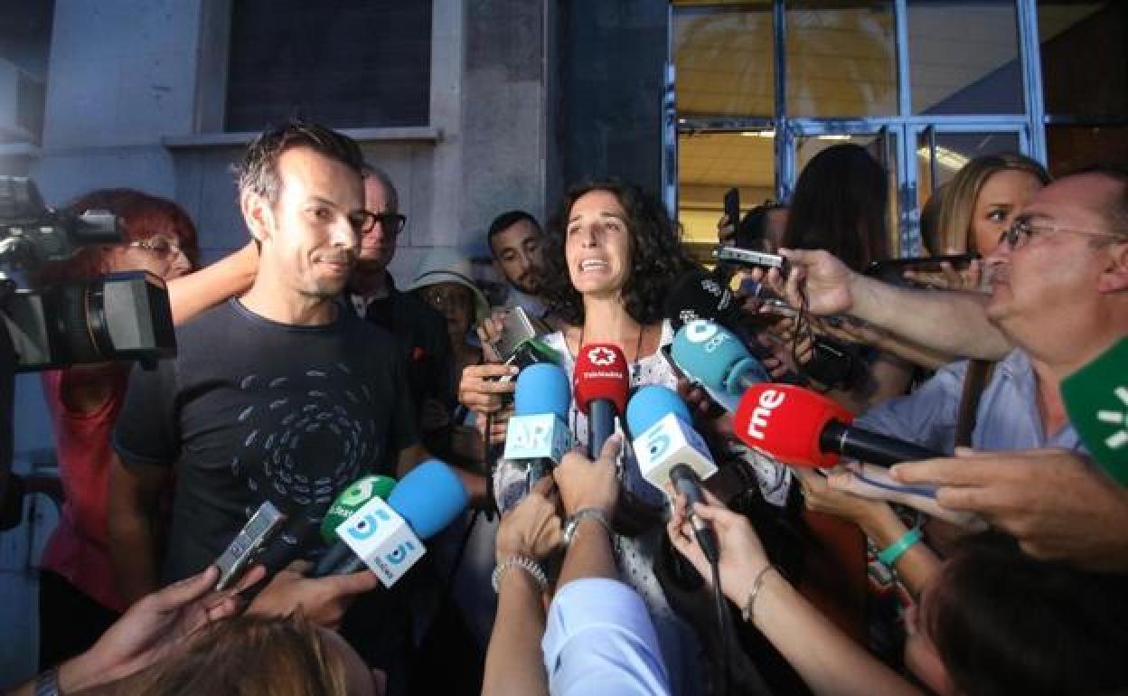 Patricia Ramírez y Ángel Cruz, tras la última sesión de la vista contra Quezada en Almería. 