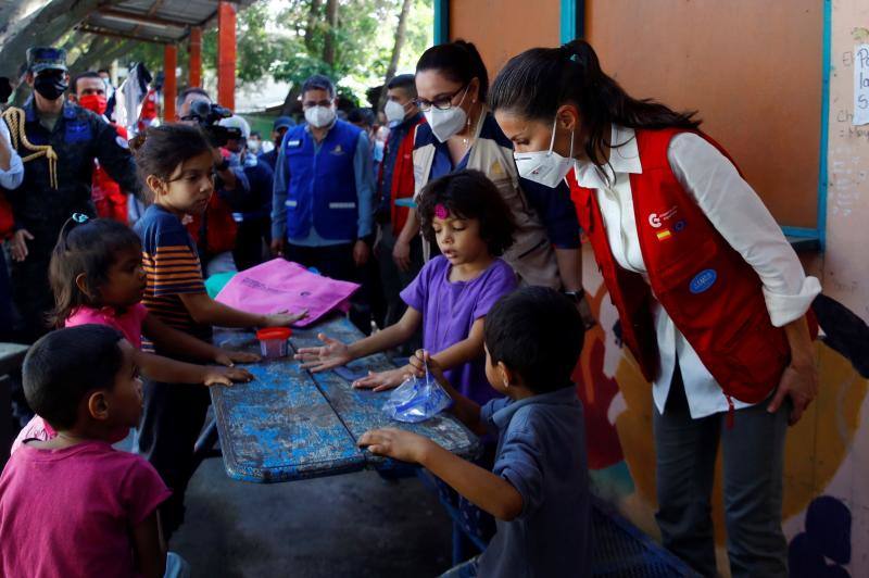 Doña Letizia ha visitado Honduras —destino elegido en 2015 para su primer viaje de cooperación con el exterior— durante dos días para entregar ayuda humanitaria española tras la devastación causada por las tormentas tropicales 'Eta' e 'Iota'. Fue la primera salida internacional que ha realizado la monarca desde que estallara la pandemia en marzo.