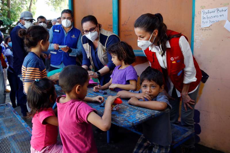 Doña Letizia ha visitado Honduras —destino elegido en 2015 para su primer viaje de cooperación con el exterior— durante dos días para entregar ayuda humanitaria española tras la devastación causada por las tormentas tropicales 'Eta' e 'Iota'. Fue la primera salida internacional que ha realizado la monarca desde que estallara la pandemia en marzo.