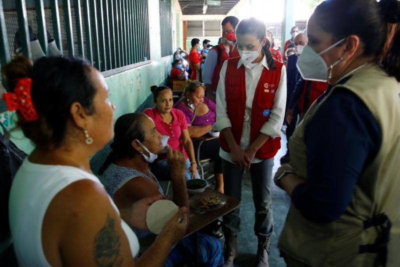 Doña Letizia ha visitado Honduras —destino elegido en 2015 para su primer viaje de cooperación con el exterior— durante dos días para entregar ayuda humanitaria española tras la devastación causada por las tormentas tropicales 'Eta' e 'Iota'. Fue la primera salida internacional que ha realizado la monarca desde que estallara la pandemia en marzo.