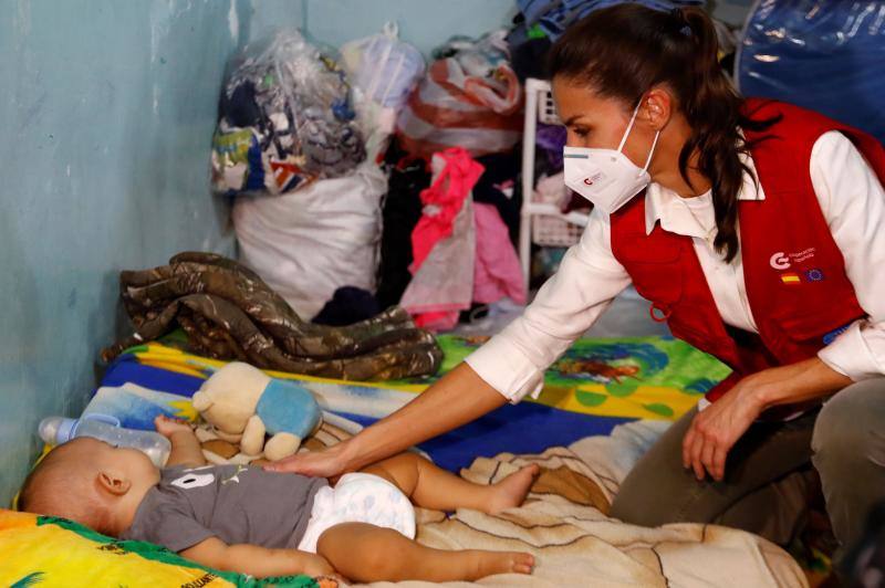 Doña Letizia ha visitado Honduras —destino elegido en 2015 para su primer viaje de cooperación con el exterior— durante dos días para entregar ayuda humanitaria española tras la devastación causada por las tormentas tropicales 'Eta' e 'Iota'. Fue la primera salida internacional que ha realizado la monarca desde que estallara la pandemia en marzo.